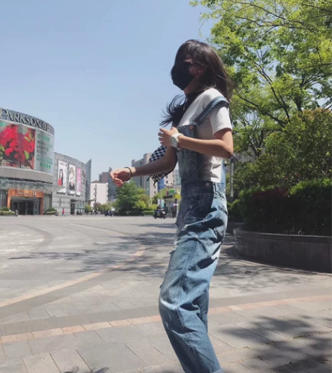真的很时髦，背带牛仔裤，上身年轻10岁，二...