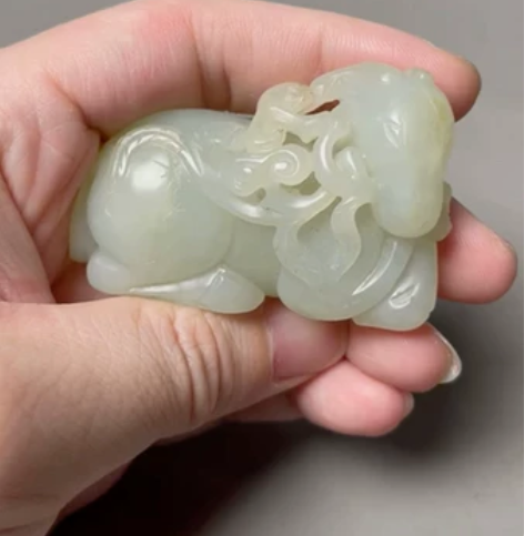 清代玉雕“鹿衔灵芝” 感兴趣的话点“我想要...