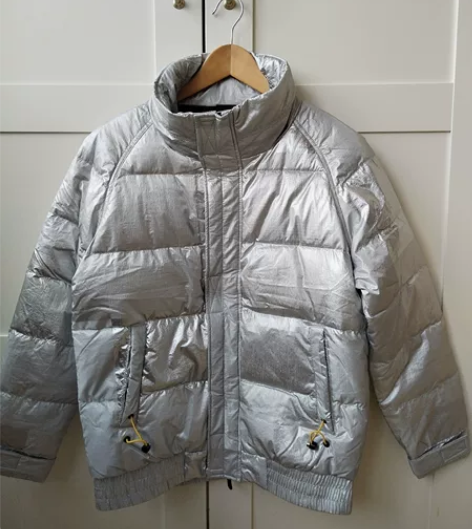 潮牌男士羽绒服，银色 尺码L肩宽 圆肩设计...