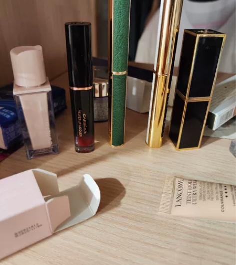 福袋中的口红。有看中的带走。还没想好多少钱...