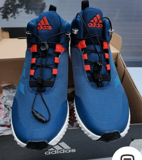 闲置阿迪运动鞋一双，放忘了没来得及穿已经小...