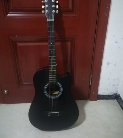 民谣吉他，95新，功能完好无破损，配件齐全...
