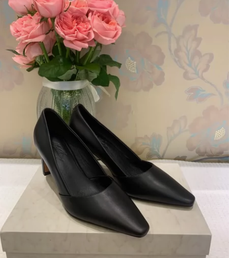 2022年入全新春秋单鞋，真皮牛皮材质，跟...