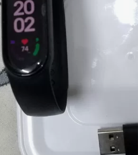 小米手环6 右边有磕碰伤，不影响使用，自提...