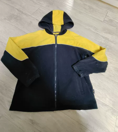 伊顿纪德校服150公分绒衣 6－7新，穿了...