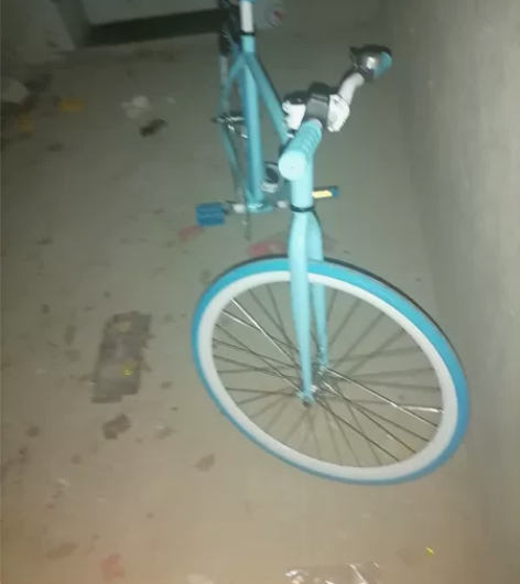 两台自行车，一台死飞倒刹车。一台山地车 感...