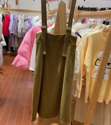 爱依服背带裙、门店发货 感兴趣的话点“我想...