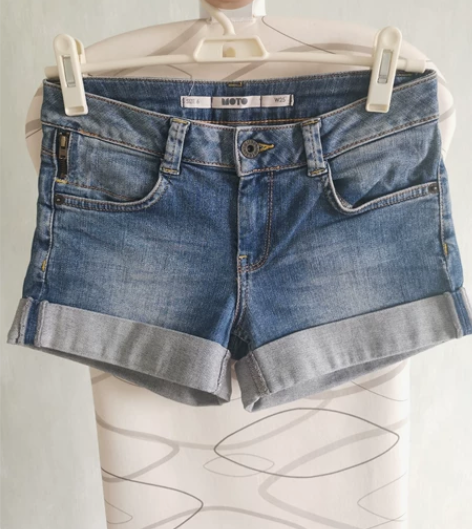 TOPSHOP牛仔短裤中低腰 25码，平铺...