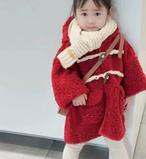 溢趣童年130码酒红色大衣，不会掉色。深秋...