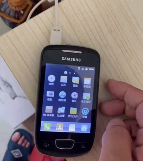 三星s5570，屏幕反应灵敏，功能正常使用...