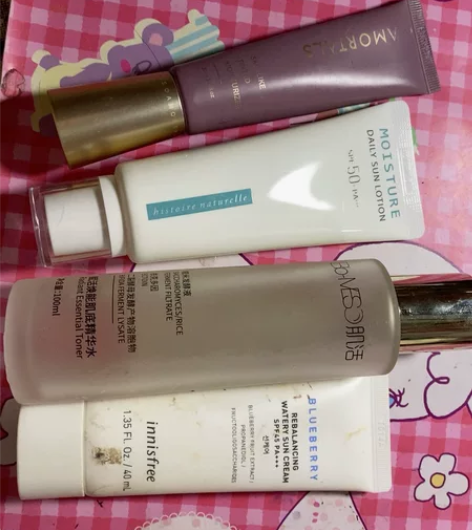 从左到右依次尔木萄隔离 荷诺防晒 肌活糙...