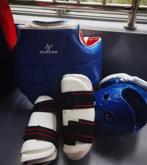 跆拳道护具，1码，适合5-7岁孩子。些许瑕...