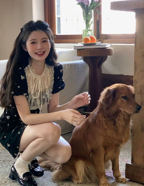 蕾丝拼接茶歇法式复古黑色碎花连衣裙女夏温柔...