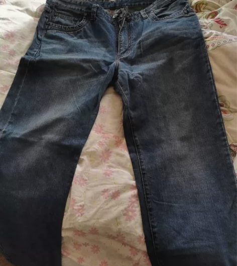 男士牛仔裤37号 大腿上有油，不介意的话拿...