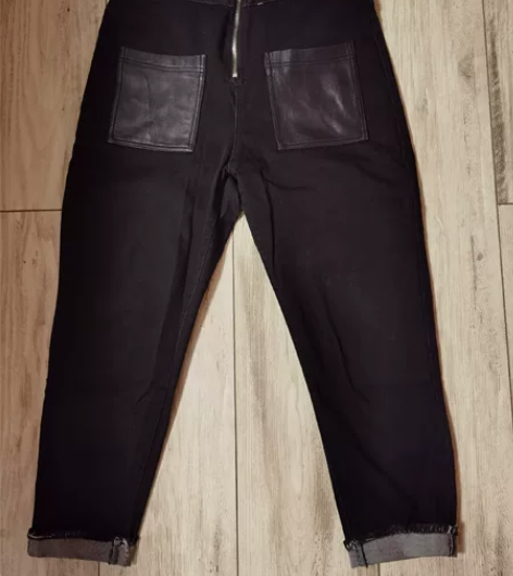 拼羊皮拉链款弹力牛仔裤，上身超级舒服，裤型...