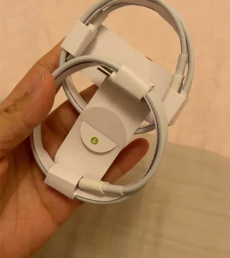 苹果充电线 这两个是买耳机里面带的 不知道...