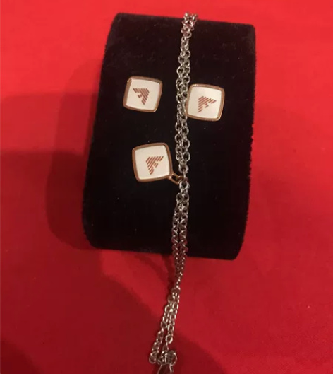 全新阿玛尼 耳钉+手链78.88元，买手表...