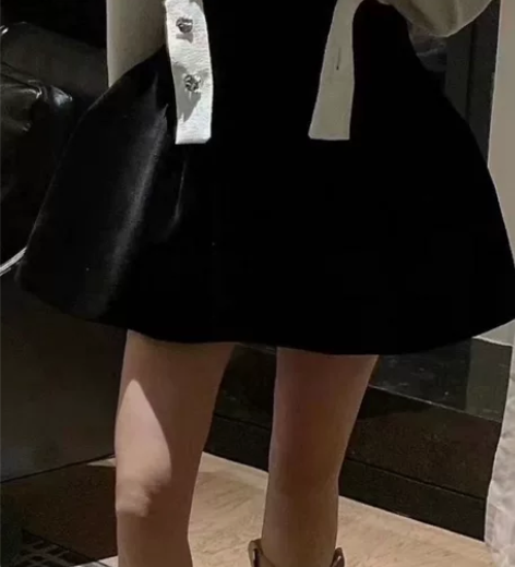 出售全新秋冬丝绒伞裙· 很硬挺穿起来特别蓬...