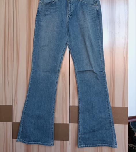 李维斯喇叭腿牛仔裤，两个颜色号码齐全 腰围...