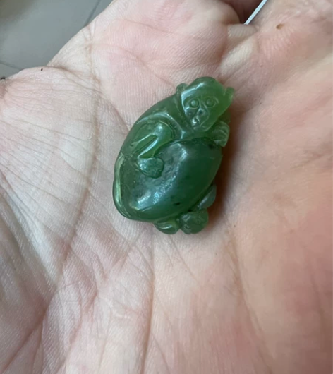 和田碧玉猴玉雕猴菠菜绿 感兴趣的话点“我想...