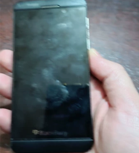 黑莓手机 有开机密码锁 自己不会解开 什么...