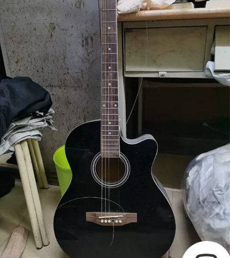 舍友断弦吉他，原价六百块，买了不到半年搬家...