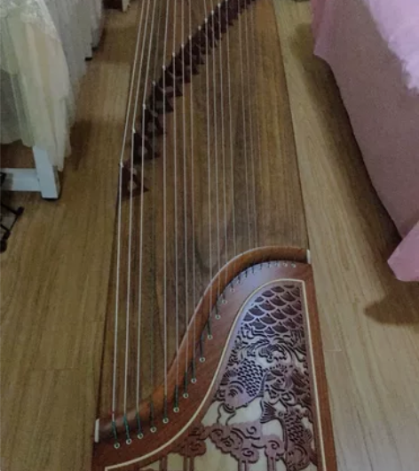 出古筝，因为搬家原因无法带走，可送古筝架，...