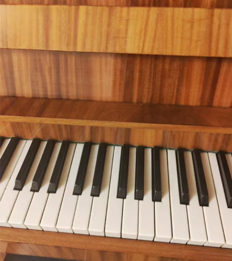俄罗斯进口实木钢琴，音质好，钢琴很重，一直...