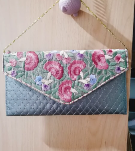 全新刺绣手拿包，120元包邮。 感兴趣的话...