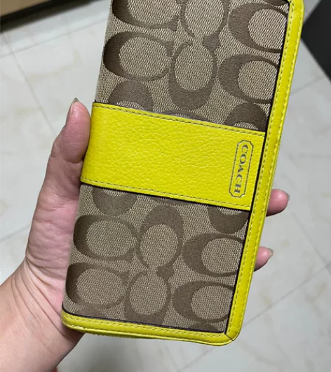 蔻驰女士钱包，长款。9成新。有轻微使用痕迹...