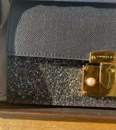 可当手拿包 斜挎包 亮亮很好看 感兴趣的话...