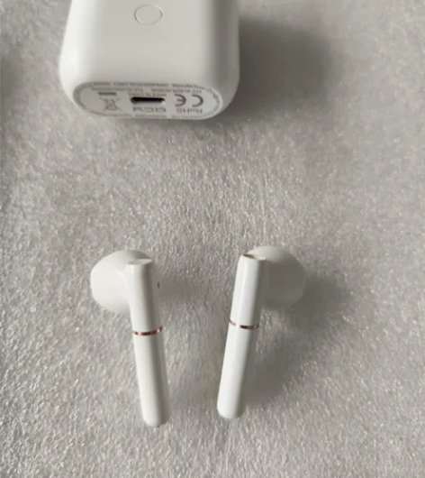 qcy t8蓝牙耳机 品相如图，功能正常。...