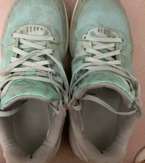 李宁闪击三，鞋面无破损，就是有点脏，问题不...