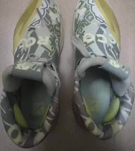 安踏实体店购买的kt6rocco配色，鞋底...