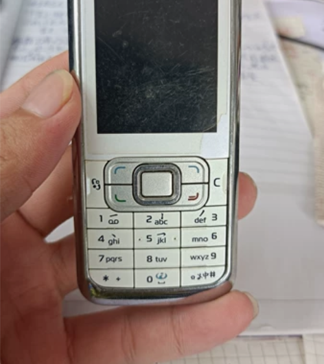 诺基亚6120c，电池坏了，属于报废机差不...