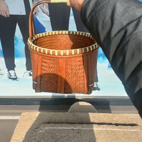老竹编篮子 乡下收获一个老竹编小篮子，小的...