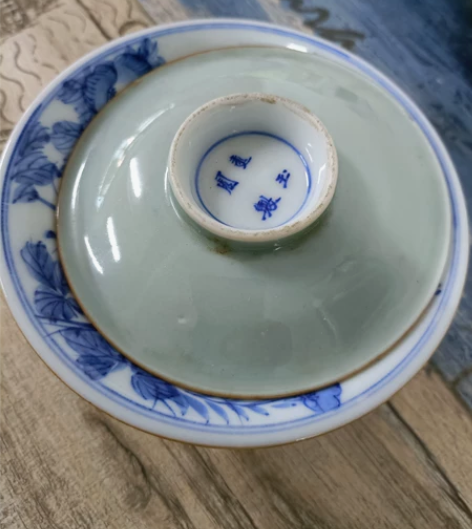 日本回流，老青白瓷盖碗，年代久远，手绘青花...