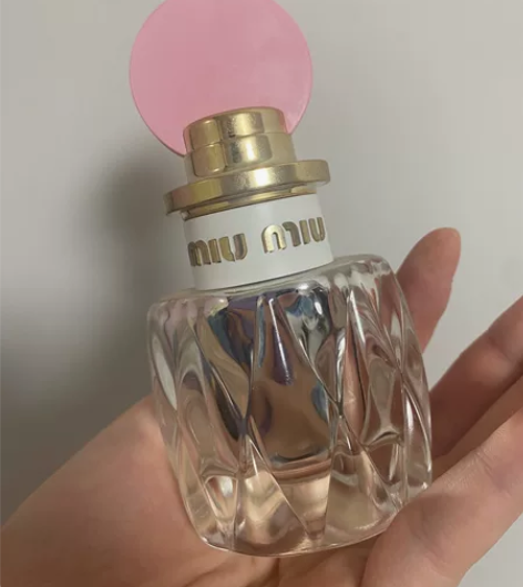 miumiu香水 朋友送的 喷了一次味道不...