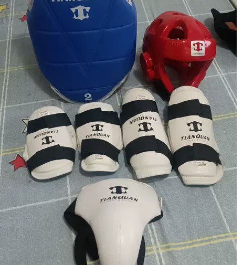 跆拳道护具五件套 几乎全新 当时买的...