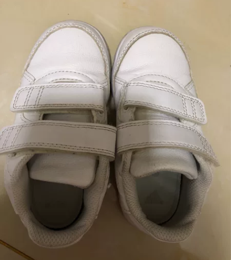 白色阿迪运动鞋 感兴趣的话点“我想要”和我...