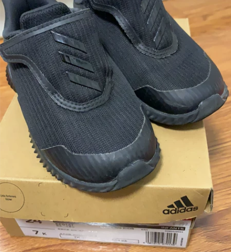 阿迪运动鞋黑色男女童都可穿，有穿着痕迹，鞋...