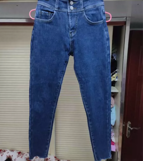 两条加绒牛仔裤，深蓝色这一条是全新的，黑色...