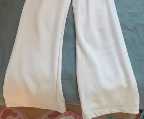 白色加绒灯芯绒阔腿裤 感兴趣的话点“我想要...