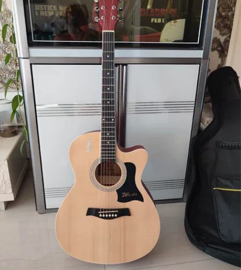 吉他，带配件，便宜出，功能完好 感兴趣的话...