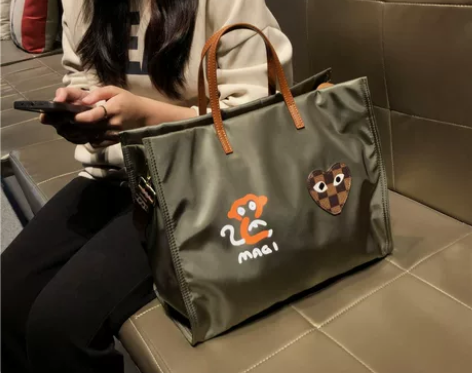 香港品牌包包女斜挎包2022新款手提购物袋...