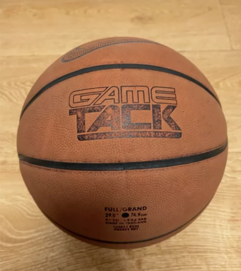 耐克篮球，没怎么玩过一直放着来着 感兴趣的...