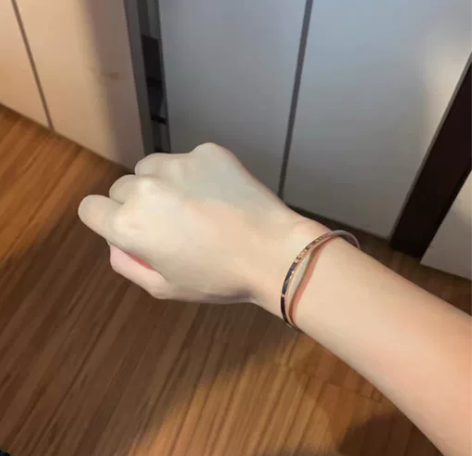 DW手镯,搭配手表各种手饰都好看,没带几次...