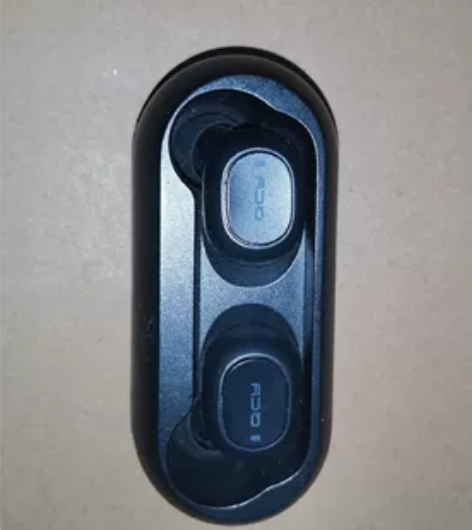 QCY蓝牙耳机，功能正常。使用次数，个位数...