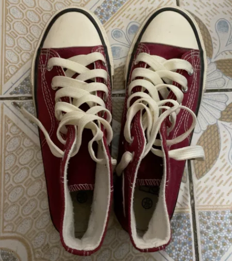 酒红色高帮帆布鞋37码（闲置） 感兴趣的话...