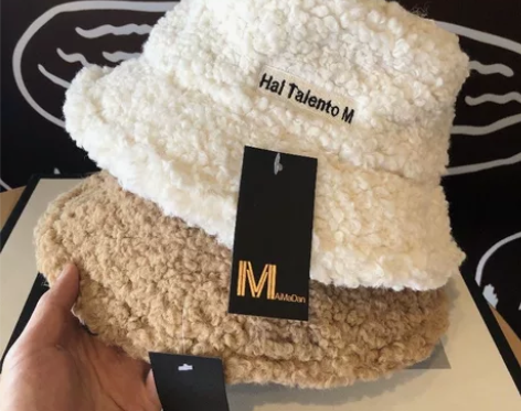 （全新）羊羔毛刺绣字母保暖百搭渔夫帽女秋冬...